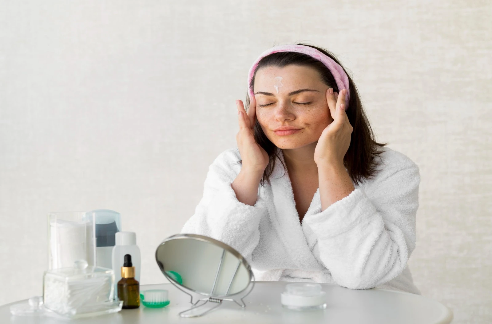 Cyclopentasiloxane for Skin: Benefits, Safety, and Acne Concerns
